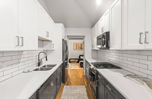 Reynoldstown Casa | Hot Tub|King Beds|Walkable|Bubbles & Brew Bungalow