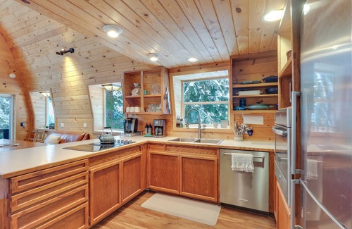 Hyak Cabina | Hot Tub & Sauna: Mountain Living at Hyak Cabin!