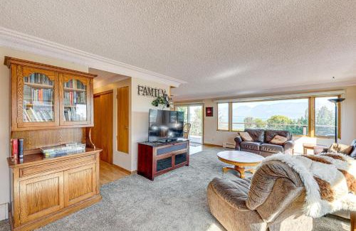 Jette Casa | Hot Tub, Views and Private Dock Polson Haven!