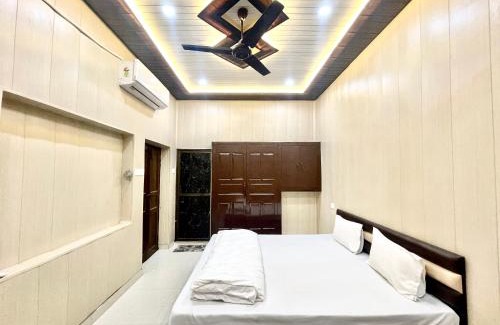 Varanasi Hotel | Hotel DEV VILLA GUEST HOUSE ! VARANASI fully-Air-Conditioned hotel at prime location, near Kashi Vishwanath Temple, and Ganga ghat देव विला गेस्ट हाउस, దేవ్ విల్లా గెస్ట్ హౌస్ , தேவ் வில்லா விருந்தினர் மாளிகை 90901-75000 - 2