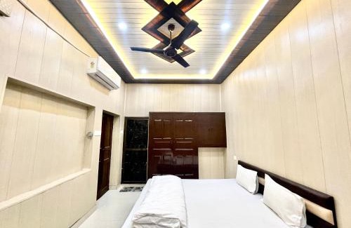 Varanasi Hotel | Hotel DEV VILLA GUEST HOUSE ! VARANASI fully-Air-Conditioned hotel at prime location, near Kashi Vishwanath Temple, and Ganga ghat देव विला गेस्ट हाउस, దేవ్ విల్లా గెస్ట్ హౌస్ , தேவ் வில்லா விருந்தினர் மாளிகை 90901-75000 - 2