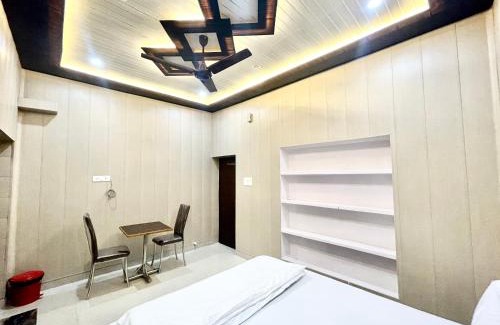 Varanasi Hotel | Hotel DEV VILLA GUEST HOUSE ! VARANASI fully-Air-Conditioned hotel at prime location, near Kashi Vishwanath Temple, and Ganga ghat देव विला गेस्ट हाउस, దేవ్ విల్లా గెస్ట్ హౌస్ , தேவ் வில்லா விருந்தினர் மாளிகை 90901-75000 - 2