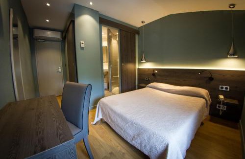 Saint-Affrique Hotel | Hotel Le Pont Neuf