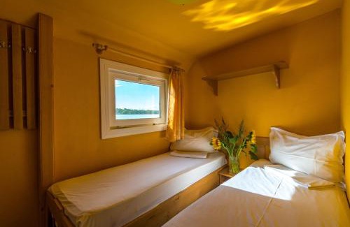 Uzlina Alquiler De Eote | Hotel Plutitor Kingfisher