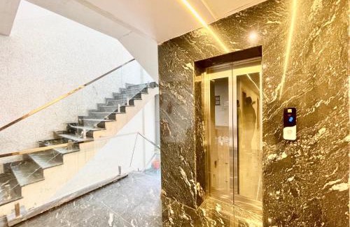 The Mall Road Hotel | Hotel Premium LAXMIVILLAS ! Varanasi, Near Kashi Vishwanath Temple And Railway station, Fully Air conditioned & Spacious Room - Prime Location wifi- Lift and Room Service Facilities, BEST HOTEL IN VARANASI