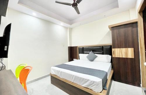 The Mall Road Hotel | Hotel Premium LAXMIVILLAS ! Varanasi, Near Kashi Vishwanath Temple And Railway station, Fully Air conditioned & Spacious Room - Prime Location wifi- Lift and Room Service Facilities, BEST HOTEL IN VARANASI