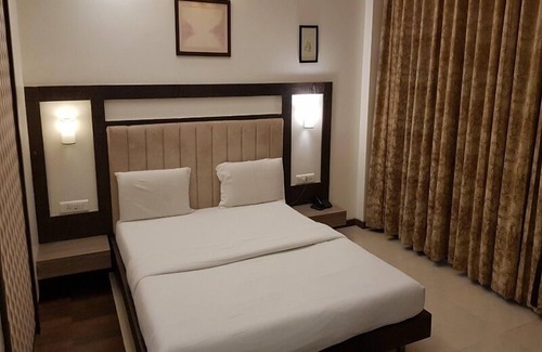 Ahmednagar Hotel | Hotel Udayanraje Palace