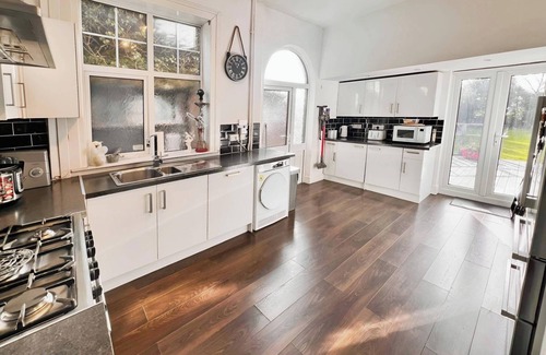 Burton on Trent Casa | 5br-10guests-hottub-parking-garden-patio