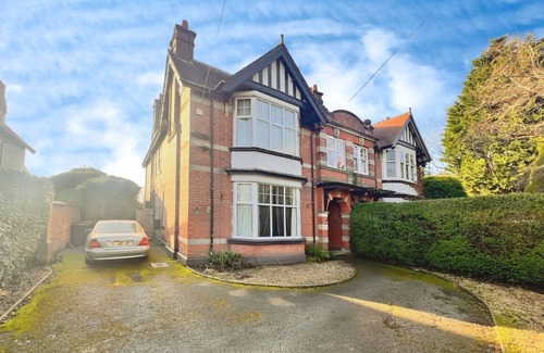 Burton on Trent Casa | 5br-10guests-hottub-parking-garden-patio