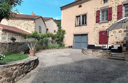 Vieille-Brioude Casa | HOUSE 8-9 people LAVAUDIEU, most beautiful village in France. Pets allowed.