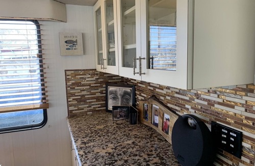 Playa Ensenada Alquiler De Eote | House Boat 6 Bdrm 2 BathRm Jaccuzzi Gated Down Town Ensenada