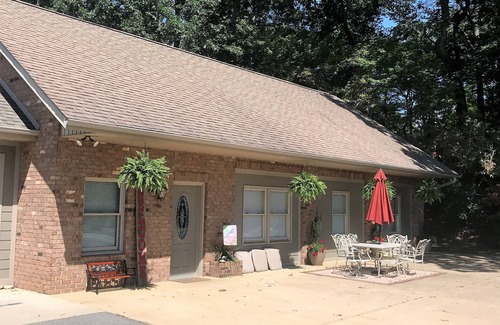 Canton Casa | Casa en las montañas Blue Ridge con un estanque natural de 2. 5 acres.