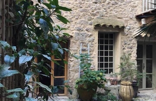 Lagrasse Casa | House La France -Terrace Apartment. RIVERSIDE home overlooking the river Orbieu
