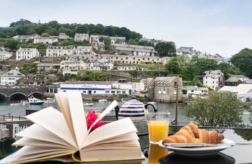 Looe Casa | House nr Beach with Superb View and access to Pool