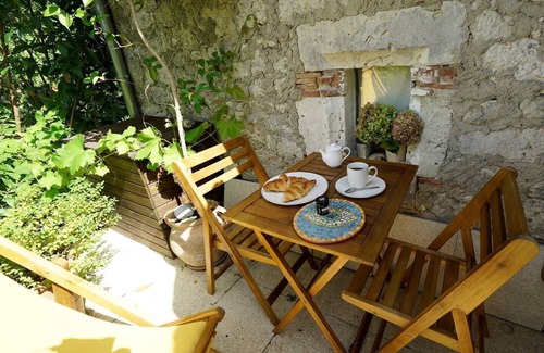 Puyguilhem Casa | House or room close to plum village Upper Hamletnn