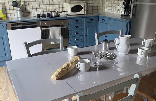 Genouillac Casa | House sleeps 8/10 with enclosed grounds. Pets welcome!