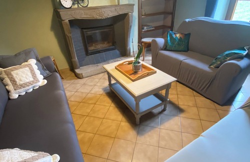 Genouillac Casa | House sleeps 8/10 with enclosed grounds. Pets welcome!