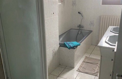 Genouillac Casa | House sleeps 8/10 with enclosed grounds. Pets welcome!