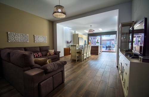 Calella Casa | Casa con piscina céntrica, barbacoa, wifi, a.a. y 300m de la playa