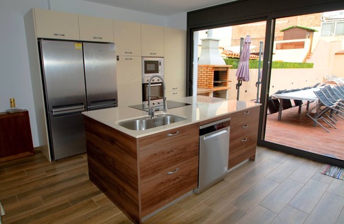 Calella Casa | Casa con piscina céntrica, barbacoa, wifi, a.a. y 300m de la playa