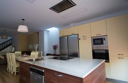 Calella Casa | Casa con piscina céntrica, barbacoa, wifi, a.a. y 300m de la playa