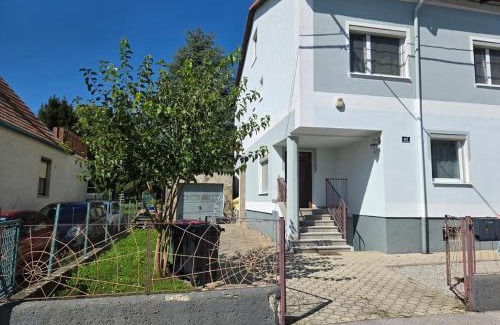 Bruck an der Leitha Apartamento | House with garden near Vienna & airport