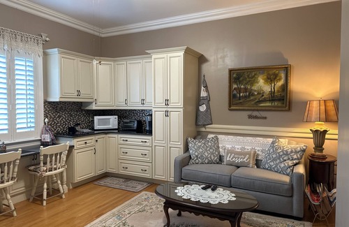 Hendersonville Apartamento | House with private apartment, latest appliance,View,flowers, Creekside.