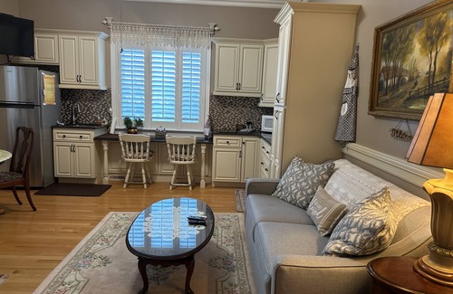 Hendersonville Apartamento | House with private apartment, latest appliance,View,flowers, Creekside.