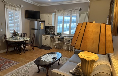 Hendersonville Apartamento | House with private apartment, latest appliance,View,flowers, Creekside.