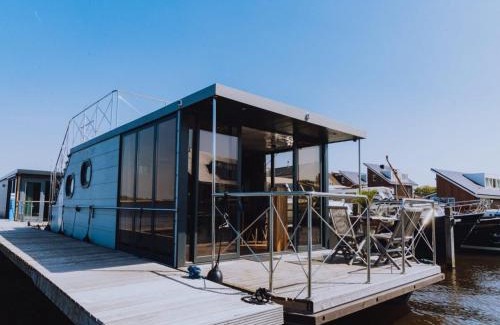 Municipality of Uitgeest Alquiler De Eote | Houseboat at Marina with Lake Views