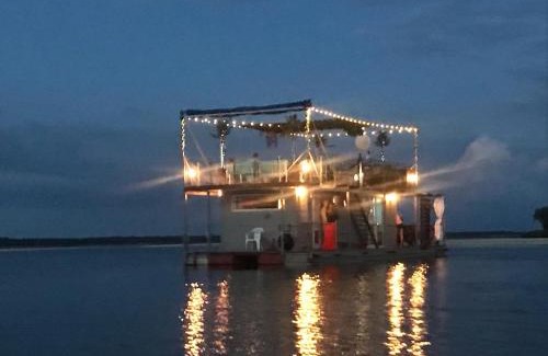 Liepaja Alquiler De Eote | Houseboat on the water