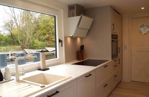 Otterndorf Alquiler De Eote | Houseboat with hot tub, sauna, wood-burning stove, air conditioning, lounge, sun deck and garden with dinghy directly behind the dike in Otterndorf