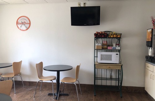 Louisville Hotel | Howard Johnson by Wyndham Airport