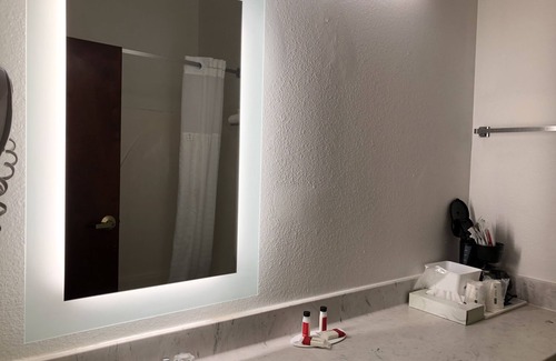 Louisville Hotel | Howard Johnson by Wyndham Airport