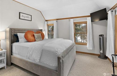 Roslyn Hotel | Huckleberry House