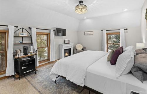 Roslyn Hotel | Huckleberry House