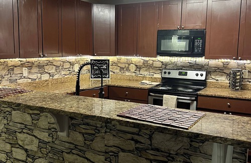 Jonesboro Casa | HUGE 5-bedroom house in fabulous Jonesboro 12 miles from airport/ATL