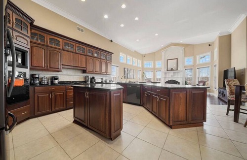 McHenry Casa | HUGE Crystal Lake 7 Acre Ranch w/Pool & Hot Tub