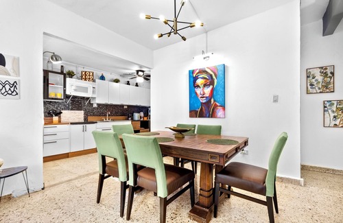 Cangrejo Arriba Apartamento | Skip Stress Be @ 4 Min AirPort & Beach .Huge Home Solar Panels & Jacuzzi & Pool