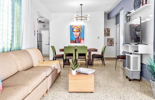Cangrejo Arriba Apartamento | Skip Stress Be @ 4 Min AirPort & Beach .Huge Home Solar Panels & Jacuzzi & Pool