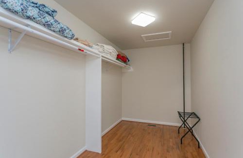 Eighth Avenue Villa | Huge Home For Groups Near Downtown