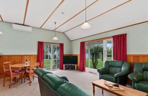 Rangatira Park Casa | Huka Falls Cottage - Lake Taupo Holiday Home