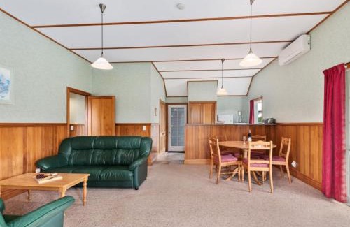 Rangatira Park Casa | Huka Falls Cottage - Lake Taupo Holiday Home