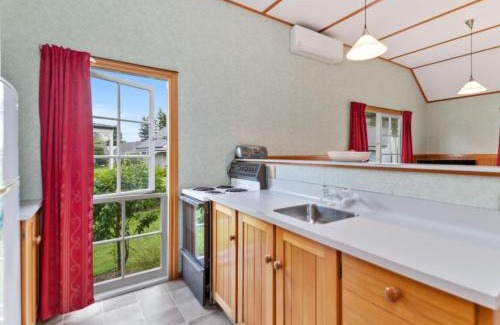 Rangatira Park Casa | Huka Falls Cottage - Lake Taupo Holiday Home