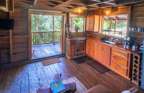 Roseau Cabina | Hummingbird Haven