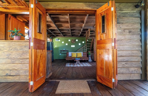 Roseau Cabina | Hummingbird Haven