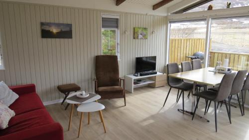 Holmavik Casa | Hvammur 1 with private hot tub