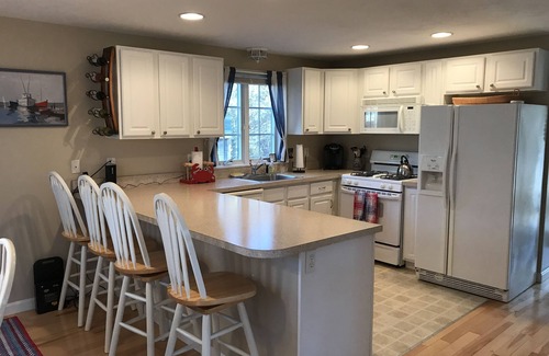 West Hyannisport Casa | Hyannisport 3br / 2ba, A / C, .5mi de playa privada, pase de playa de la ciudad.