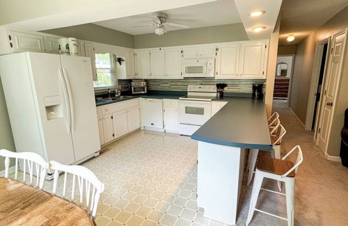 Leasburg Casa | Hyco Hills Hideaway- private location, close to VIR, fast wi-fi, HOT TUB