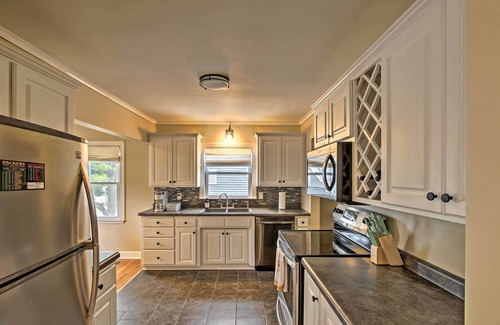 Allouez Casa | Ideal Green Bay Home < 3 Mi to Lambeau Field!